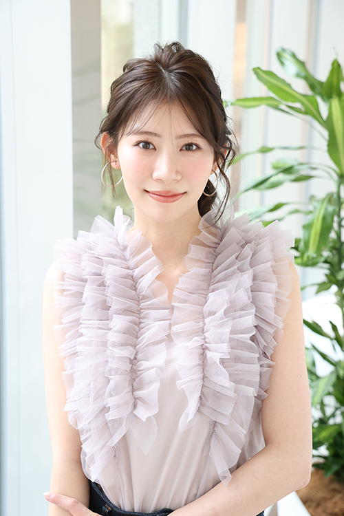 後藤理沙子 — ラベンダーのフリルトップスのポートレート
