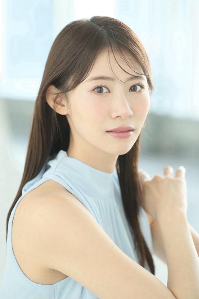 後藤理沙子 — 水色のトップスのポートレート